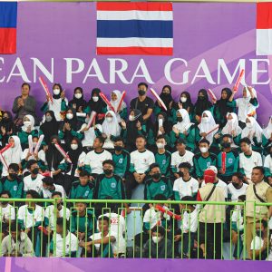 Sejumlah pelajar di Kota Solo menonton laga voli duduk ASEAN Paragames (APG) 2022 di GOR Universitas Tunas Pembangunan (UTP) Solo di Karanganyar, Minggu (31/7/2022).